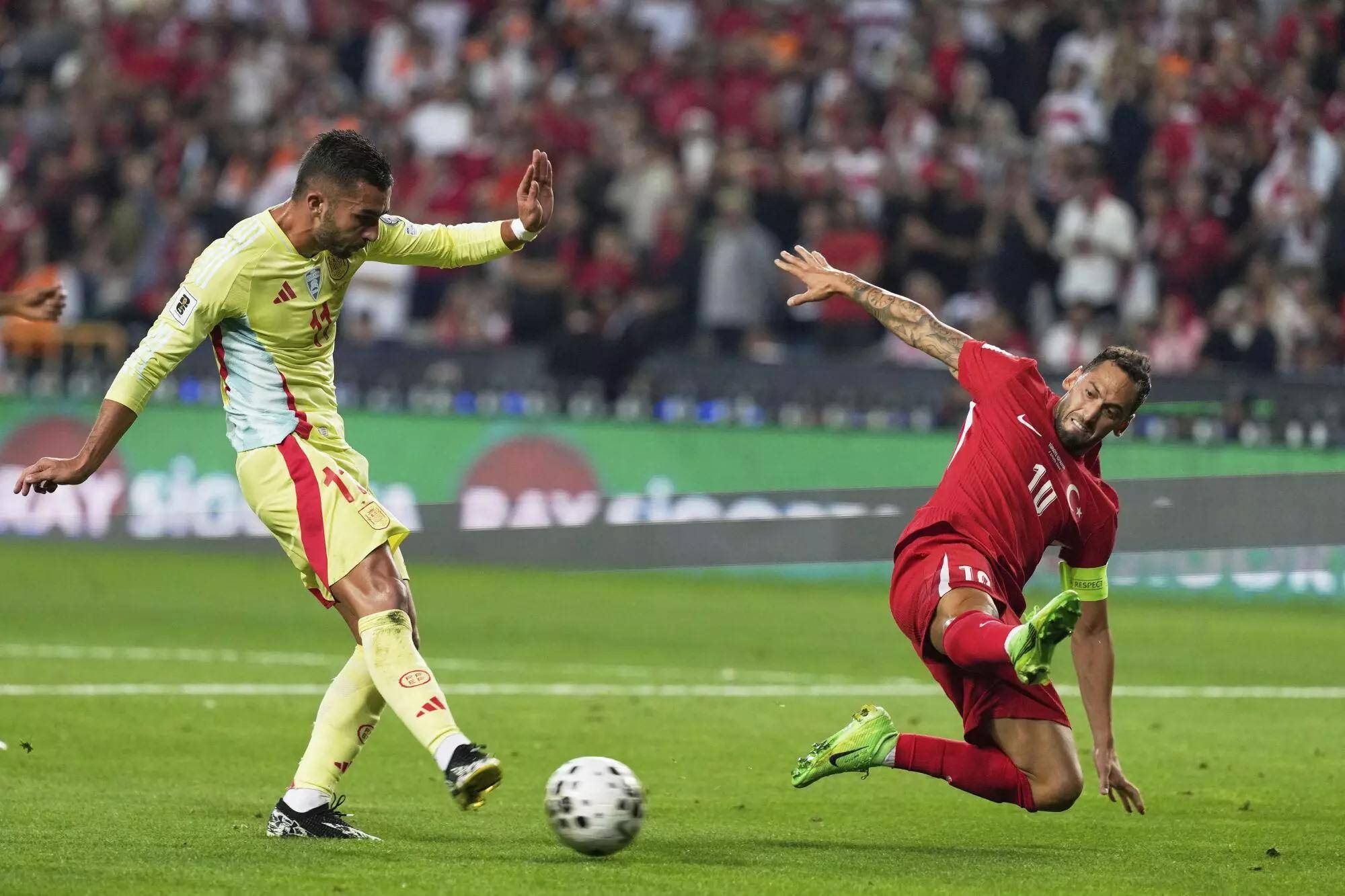 开云-波兰爆冷AC米兰，托雷斯绝境逆转