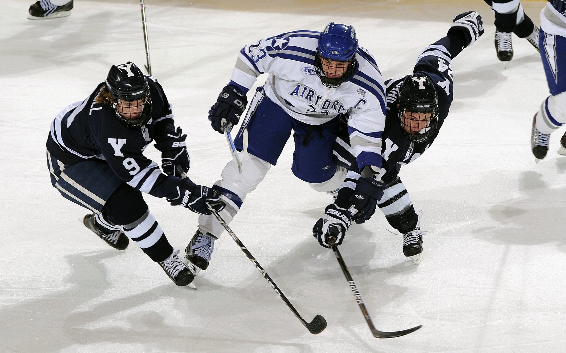 北欧冰刃刺破夜空，伊萨克单骑主宰欧冠淘汰赛，纽卡斯尔的冷静火山如何点燃圣詹姆斯公园